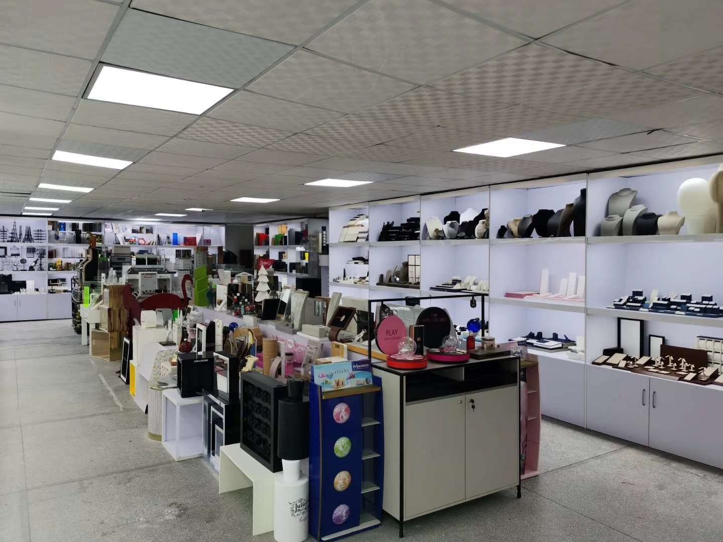 DNY Display showroom metal display stands