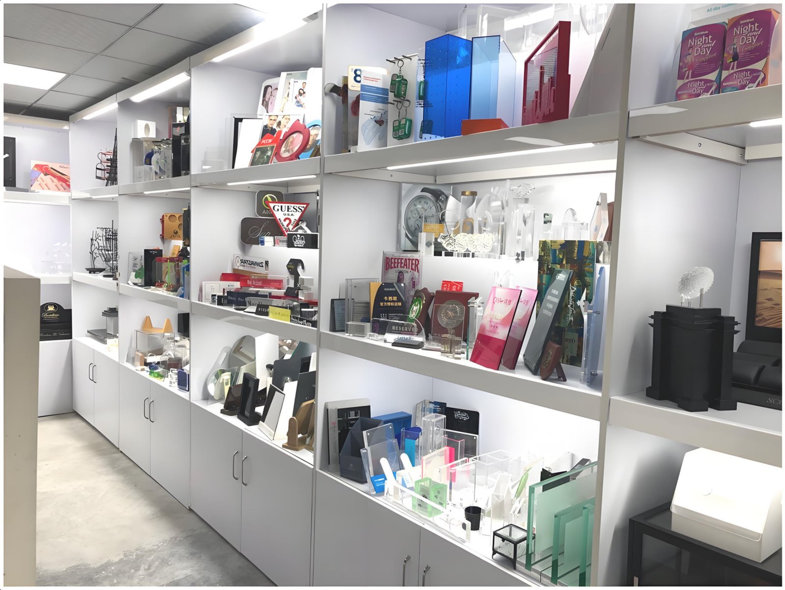 DNY Display showroom jewelry display section