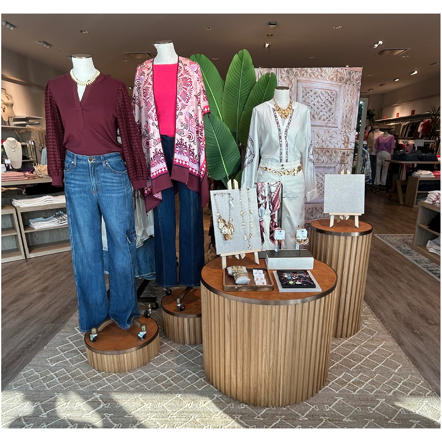 Custom window display with mannequins, display pedestals and retail merchandising fixtures by DNY DISPLAY